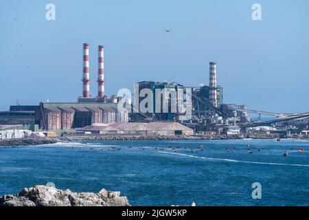 La centrale électrique de Tocopilla est une centrale au charbon et au gaz naturel de 530 MW à Tocopilla, au Chili. Banque D'Images