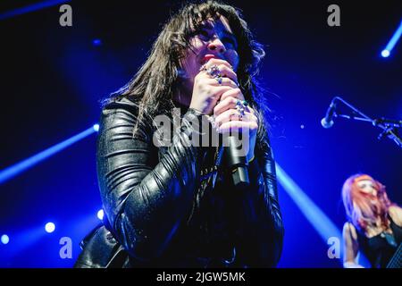 Montreux, Suisse. 12th juillet 2022. Le groupe de rock britannique Crawlers donne un concert en direct pendant le festival de musique suisse Montreux Jazz Festival 2022 à Montreux. Ici, le chanteur Holly Minto est vu en direct sur scène. (Crédit photo : Gonzales photo/Alamy Live News Banque D'Images