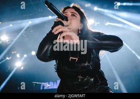 Montreux, Suisse. 12th juillet 2022. Le groupe de rock britannique Crawlers donne un concert en direct pendant le festival de musique suisse Montreux Jazz Festival 2022 à Montreux. Ici, le chanteur Holly Minto est vu en direct sur scène. (Crédit photo : Gonzales photo/Alamy Live News Banque D'Images