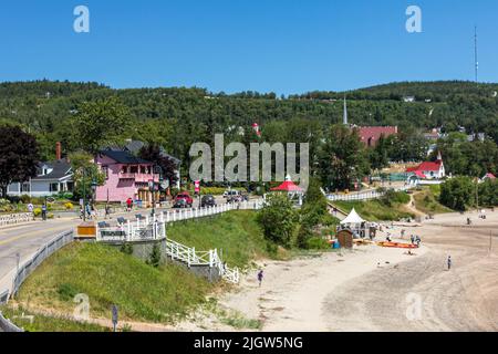 Ville de Tadoussac, Québec, Canada. Vue sur la rue principale en été avec les touristes marchant. Banque D'Images