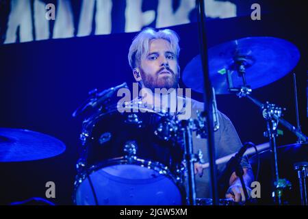 Montreux, Suisse. 12th juillet 2022. Le groupe de rock britannique Crawlers donne un concert en direct pendant le festival de musique suisse Montreux Jazz Festival 2022 à Montreux. Ici, le batteur Harry Breen est vu en direct sur scène. (Crédit photo : Gonzales photo/Alamy Live News Banque D'Images