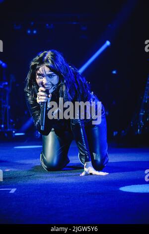 Montreux, Suisse. 12th juillet 2022. Le groupe de rock britannique Crawlers donne un concert en direct pendant le festival de musique suisse Montreux Jazz Festival 2022 à Montreux. Ici, le chanteur Holly Minto est vu en direct sur scène. (Crédit photo : Gonzales photo/Alamy Live News Banque D'Images