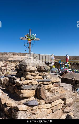 Le cimetière du petit village andin de Parinacota sur le haut altiplano dans le parc national de Lauca dans le nord du Chili. Banque D'Images