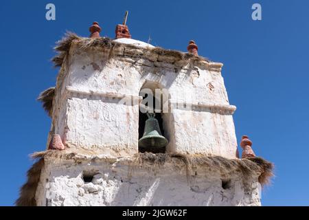 Le clocher en pierre de l'église de la Vierge de la Nativité à Parinacota sur l'altiplano andin Chile. Parc national de Lauca. Banque D'Images