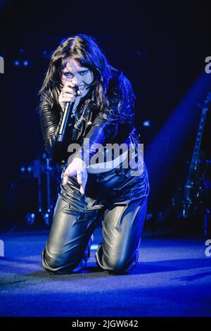 Montreux, Suisse. 12th juillet 2022. Le groupe de rock britannique Crawlers donne un concert en direct pendant le festival de musique suisse Montreux Jazz Festival 2022 à Montreux. Ici, le chanteur Holly Minto est vu en direct sur scène. (Crédit photo : Gonzales photo/Alamy Live News Banque D'Images