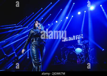 Montreux, Suisse. 12th juillet 2022. Le groupe de rock britannique Crawlers donne un concert en direct pendant le festival de musique suisse Montreux Jazz Festival 2022 à Montreux. Ici, le chanteur Holly Minto est vu en direct sur scène. (Crédit photo : Gonzales photo/Alamy Live News Banque D'Images