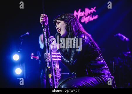 Montreux, Suisse. 12th juillet 2022. Le groupe de rock britannique Crawlers donne un concert en direct pendant le festival de musique suisse Montreux Jazz Festival 2022 à Montreux. Ici, le chanteur Holly Minto est vu en direct sur scène. (Crédit photo : Gonzales photo/Alamy Live News Banque D'Images