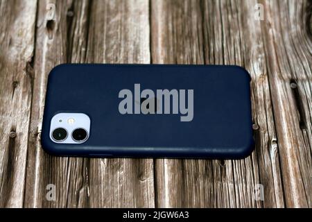 Le Caire, Egypte, 11 juin 2022 : Apple iPhone 11 avec facetime dans sa housse, 128GB, 4GB RAM, 4G LTE, blanc, SIM simple et E-SIM, face ID, liquide 6,1 pouces Banque D'Images