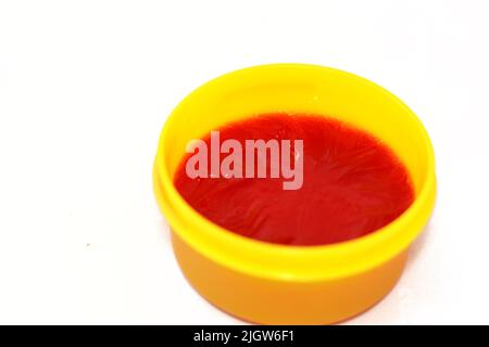 Un gros plan d'une délicieuse gelée rouge sucrée au lait de fraise aromatisé isolé sur fond blanc, foyer sélectif de gelée de fraise rouge fraîche Banque D'Images