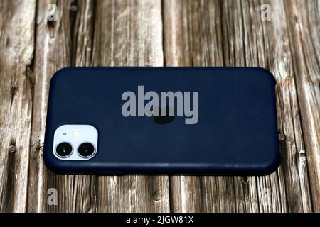 Le Caire, Egypte, 11 juin 2022 : Apple iPhone 11 avec facetime dans sa housse, 128GB, 4GB RAM, 4G LTE, blanc, SIM simple et E-SIM, face ID, liquide 6,1 pouces Banque D'Images