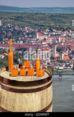 Panorama de la ville de Krems avec des abricots boissons sur le baril contre le Danube dans la vallée de Wachau, Basse-Autriche, Autriche Banque D'Images