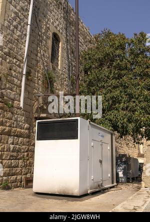 Grande génératrice électrique dans la ville, gouvernorat du Mont-Liban, Deir el Qamar, Liban Banque D'Images