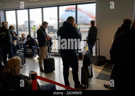 section d'embarquement rapide des passagers d'easyjet en attente de vol d'avion à l'aéroport international de belfast, royaume-uni Banque D'Images