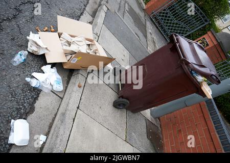 recyclables éparpillés le long de la litière de la chaussée au royaume-uni Banque D'Images