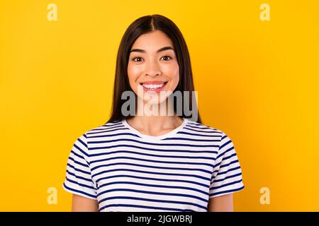 Photo de adorable adorable fille adorable beaming sourire porter blanc bleu rayure tenue isolée sur fond jaune couleur Banque D'Images