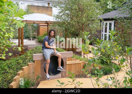 Tayshan Hayden-Smith de Grow2Know au nouveau jardin de 120th anniversaire de Peter Rabbit, construit par Grow2Know, une organisation fondée dans le sillage de la tragédie des incendies de Grenfell, à St Clement et St James ce Primary School, à Londres. Date de la photo: Mercredi 13 juillet 2022. Banque D'Images