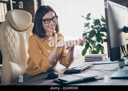 Portrait d'une jolie fille gaie et intelligente assistant à une réunion à distance discutant du démarrage d'un plan Web sur un poste de travail à l'intérieur Banque D'Images