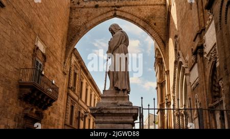 Vue latérale de la statue de Saint François de Paola à la cathédrale de Palerme, Sicile, Italie. Banque D'Images