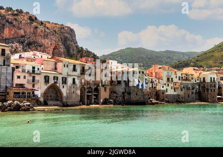 Vue depuis la plage de la vieille ville de Cefalu en Sicile, Italie, pendant une journée ensoleillée d'été