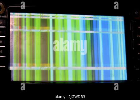 Écran LCD cassé avec plusieurs couleurs et pixelations avec des erreurs de couleur et des problèmes de formation de bandes de couleur abstraites arrière-plan en blanc, vert et bl Banque D'Images