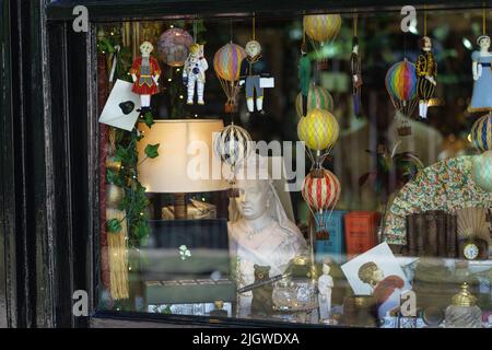 Vitrine de la boutique Scriptum (papeterie) (Turn Street Oxford), y compris un buste de la reine Victoria. Banque D'Images