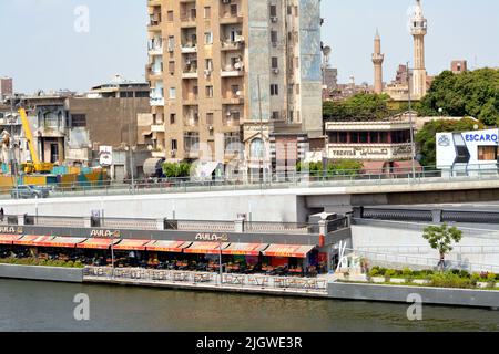 Le Caire, Egypte, 10 juillet 2022: La marche du peuple égyptien projet de développement du Caire le long de la Corniche du Nil en supprimant les empiétements sur le fleuve sur deux niveaux Banque D'Images