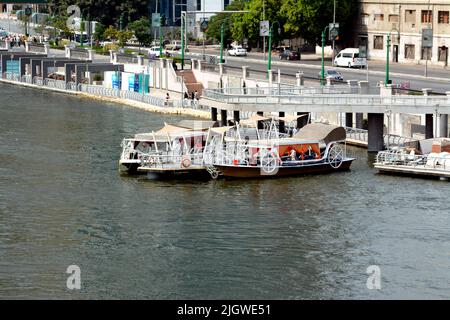 Le Caire, Egypte, 10 juillet 2022: La marche du peuple égyptien projet de développement du Caire le long de la Corniche du Nil en supprimant les empiétements sur le fleuve sur deux niveaux Banque D'Images