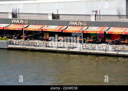 Le Caire, Egypte, 10 juillet 2022: La marche du peuple égyptien projet de développement du Caire le long de la Corniche du Nil en supprimant les empiétements sur le fleuve sur deux niveaux Banque D'Images