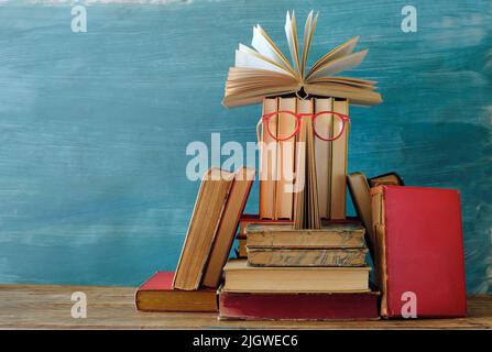 livre ouvert sur une pile de livres, lecture, éducation, concept d'éducation, espace de copie gratuit Banque D'Images