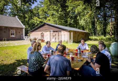 Leusen, pays-Bas. 13th juillet 2022. 2022-07-13 11:41:16 LEUSDEN - le Premier ministre Mark Rutte parle aux agriculteurs des plans d'azote lors d'une visite à une ferme. ANP KOEN VAN WEEL pays-bas - belgique sortie crédit: ANP/Alay Live News Banque D'Images