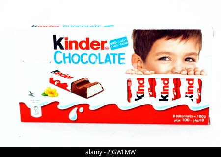 Le Caire, l'Egypte, 27 mai 2022: Le paquet de barres de chocolat au lait Kinder, une petite collation riche en lait, lait et cacao, Une recette de chocolat qui contient deux délicieux Banque D'Images