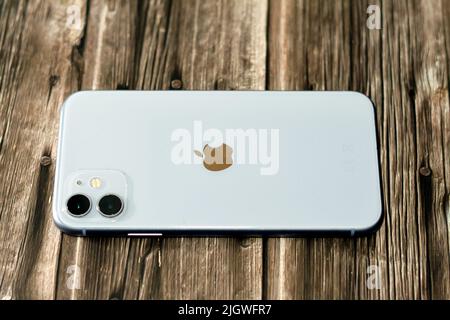 Le Caire, l'Egypte, 11 juin 2022 : Apple iPhone 11 avec facetime, 128GB, 4GB RAM, 4G LTE, blanc, SIM simple et E-SIM, face ID, 6,1 pouces Liquid Retina HD Hig Banque D'Images