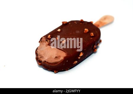 Bâton de glace au chocolat enrobé et recouvert d'une couche de chocolat noir avec des noix, de glace riche aromatisée dans le craquant au chocolat brun et Banque D'Images