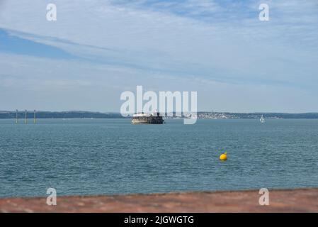 fort de Spitbank dans le Solent au large de la côte de Portsmouth vu du château de Southsea. Ryde et l'île de Wight au loin Banque D'Images