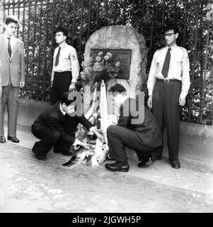 Original-Bildunterschrift: Eine Kranzniederlegung fand am Todestage von Walter Rathenau an dem Gedenkstein in der Königsallee durch Schüler der Walter-Rathenau-Schule statt, Berlin, Allemagne 1955. Banque D'Images