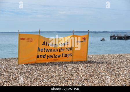 Panneau d'avertissement RNLI sur la plage de Southsea à Portsmouth, en Angleterre. Conseiller aux nageurs d'où aller dans l'eau. Banque D'Images