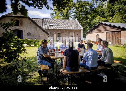 Leusen, pays-Bas. 13th juillet 2022. 2022-07-13 11:41:53 LEUSDEN - le Premier ministre Mark Rutte parle aux agriculteurs des plans d'azote lors d'une visite à une ferme. ANP KOEN VAN WEEL pays-bas - belgique sortie crédit: ANP/Alay Live News Banque D'Images