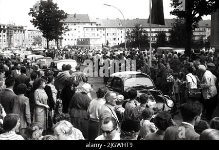 Original-Bildunterschrift: In feierlicher Form wurde heute am S-bahnhof Hohenzollerndamm die zweite Fahrbahn dem Verkehr übergeben. Unser Bild Zeigt: Blick auf die neue Fahrbahn mit Verkehr, Berlin, Deutschland 1955. Banque D'Images