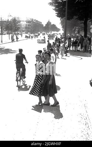 Original-Bildunterschrift: In feierlicher Form wurde heute am S-bahnhof Hohenzollerndamm die zweite Fahrbahn dem Verkehr übergeben. Unser Bild Zeigt: Blick auf die neue Fahrbahn mit Verkehr, Berlin, Deutschland 1955. Banque D'Images