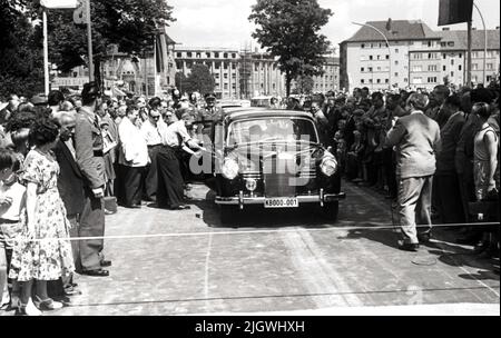 Original-Bildunterschrift: In feierlicher Form wurde heute am S-bahnhof Hohenzollerndamm die zweite Fahrbahn dem Verkehr übergeben. Unser Bild zeigt: Der Wagen von Dr. Suhr BEI der Durchfahrt des bandes, Berlin, Deutschland 1955. Banque D'Images