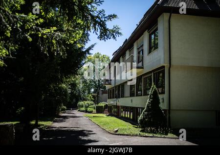 13 juillet 2022, Bade-Wurtemberg, Ludwigsburg : vue sur la Maison Edith Stein, qui abritait la maison des enfants de Saint-Joseph jusqu'en 1992. Lors d'une conférence de presse sur de graves allégations de violence et d'abus de la part d'anciens enfants dans la maison de Saint-Joseph contre des religieuses de l'ordre Carmélite, l'Institut de recherche pratique et de consultation en projets (IPP) a présenté le rapport final associé. À l'automne 2019, l'ordre avait chargé l'institut d'enquêter sur les incidents en détail. Photo: Christoph Schmidt/dpa Banque D'Images