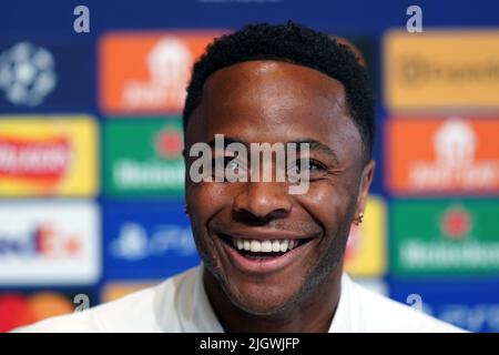 Photo du dossier datée du 25-04-2022 de Raheem Sterling de Manchester City. Raheem Sterling a déclaré qu'il quittera Manchester City « un homme » après son déménagement à Chelsea et il a annoncé la fin de son séjour de sept ans au Etihad Stadium. L'homme de 27 ans a publié un message Au revoir sur les médias sociaux comme un transfert prévu pour rejoindre Chelsea Neared terminé. Date de publication : mercredi 13 juillet 2022. Banque D'Images