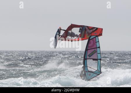 Gran canaria, España - Julio 15, 2022: Les surfeurs profitent d'une journée hivernale venteuse à Pozo Izquierdo sur PWAworldtour 2022. Session finale Banque D'Images