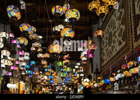 Lampes colorées dans le marché arabe de Grenade, Espagne Banque D'Images