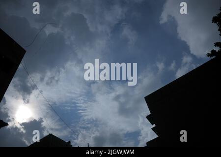 New Delhi, New Delhi, Inde. 13th juillet 2022. Mousson nuages au-dessus de delhi ces résidents sont brûlée par la chaleur et l'humidité, s'il pleut il sera mieux, à New Delhi mardi. (Image de crédit : © Ravi Batra/ZUMA Press Wire) Banque D'Images