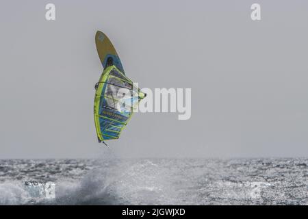 Gran canaria, España - Julio 15, 2022: Les surfeurs profitent d'une journée hivernale venteuse à Pozo Izquierdo sur PWAworldtour 2022. Session finale Banque D'Images