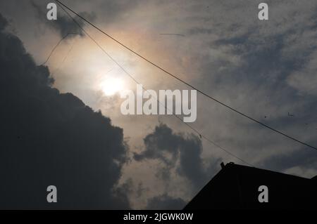 New Delhi, New Delhi, Inde. 13th juillet 2022. Mousson nuages au-dessus de delhi ces résidents sont brûlée par la chaleur et l'humidité, s'il pleut il sera mieux, à New Delhi mardi. (Image de crédit : © Ravi Batra/ZUMA Press Wire) Banque D'Images
