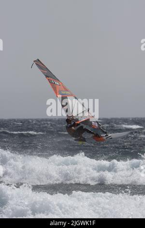 Gran canaria, España - Julio 15, 2022: Les surfeurs profitent d'une journée hivernale venteuse à Pozo Izquierdo sur PWAworldtour 2022. Session finale Banque D'Images