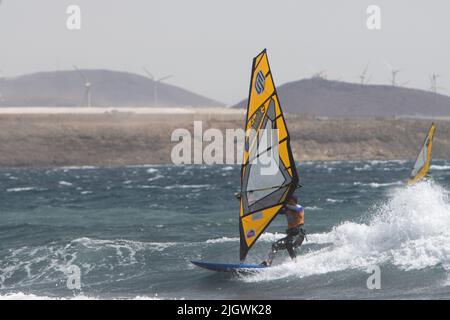 Gran canaria, España - Julio 15, 2022: Les surfeurs profitent d'une journée hivernale venteuse à Pozo Izquierdo sur PWAworldtour 2022. Session finale Banque D'Images