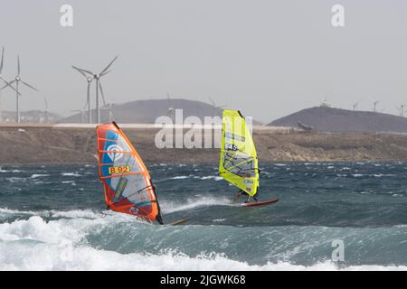 Gran canaria, España - Julio 15, 2022: Les surfeurs profitent d'une journée hivernale venteuse à Pozo Izquierdo sur PWAworldtour 2022. Session finale Banque D'Images